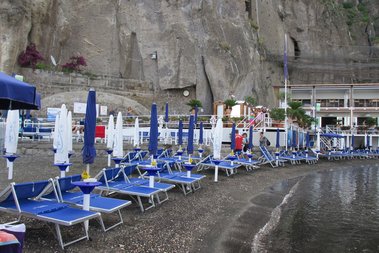 Playa de La Marinella en la costa de Amalfi